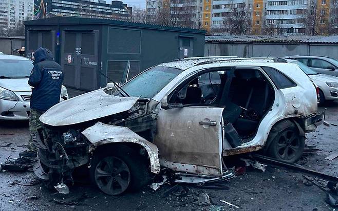 22일 러시아 모스크바의 주차장에서 폭파된 기아 쏘렌토 차량. 이 테러로 러시아군 총참모부 작전훈련국장인 파닐 사르바로프 중장이 숨졌다. 모스크바=AP 뉴시스