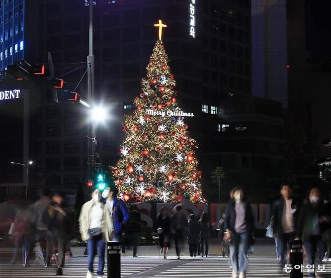 2022년 서울 중구 서울시청 앞 서울광장에 설치된 대형 크리스마스트리. 동아일보DB
