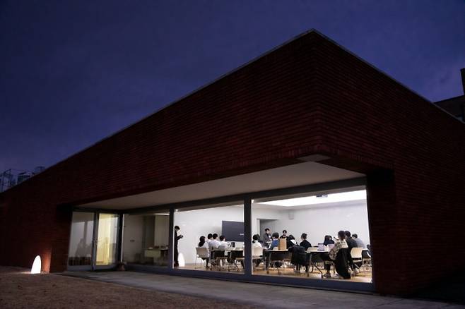 2025년 12월 6일 아모레퍼시픽과 함께한 SF미래스케치 워크숍 현장. 영감을 자극하는 공간에서 참가자들은 뷰티테크의 최전선을 마주하고, 그 기술이 만들어낼 미래를 치열하게 논의했다. 남윤중 제공&nbsp;