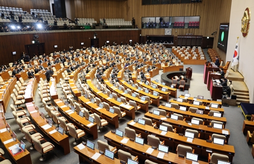 23일 국회에서 열린 12월 임시국회 본회의에서 12·3 윤석열 비상계엄 등에 대한 전담재판부 설치 및 제보자 보호 등에 관한 특별법이 무제한 토론(필리버스터) 끝에 통과되고 있다. 이날 표결에 국민의힘은 불참했다. [연합뉴스]