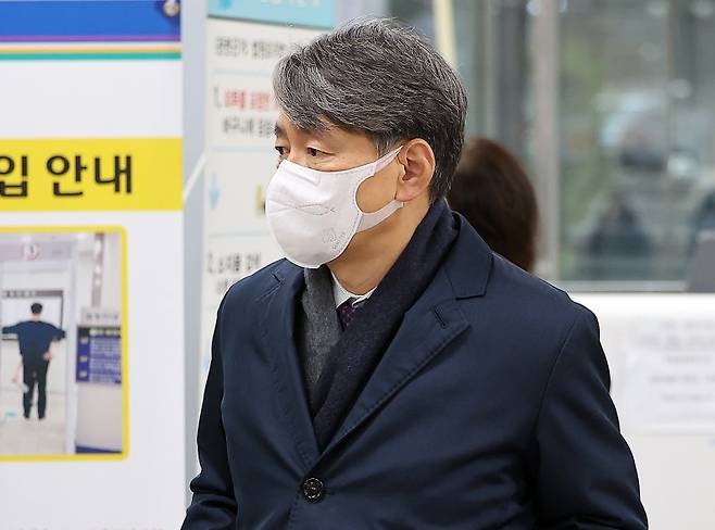 조지호 전 경찰청장이 24일 오전 서울 서초구 서울중앙지법에서 열린 윤석열 전 대통령 내란 우두머리 혐의 36차 공판에 증인으로 출석하고 있다. 뉴스1