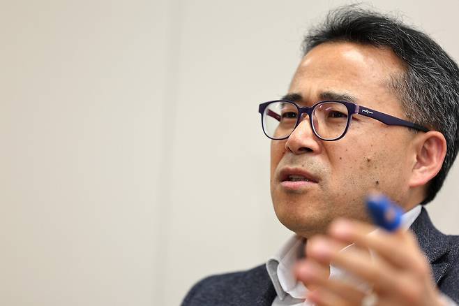 김도균 부산지방법원 부장판사가 17일 오후 부산 연제구 부산지법 사무실에서 사법개혁과 내란 재판에 대해 의견을 밝히고 있다. 류우종 선임기자 wjtyu@hani.co.kr