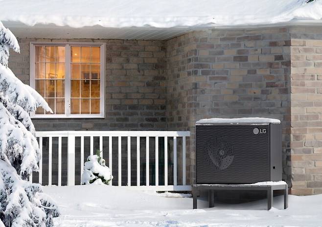 유럽의 한 주택에 ‘저탄소 난방기기’ 히트펌프의 열 교환기 역할을 하는 실외기가 설치되어 있다. 북유럽 주요국가들은 탄소 발생량이 적고 에너지 효율이 높은 히트펌프를 주요 난방기기로 활용한다. 엘지전자 제공