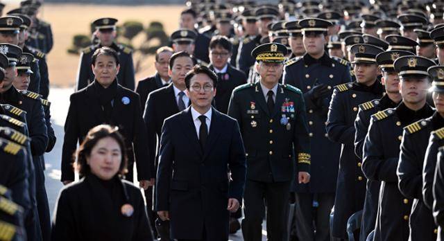 김민석(가운데) 국무총리가 11월 17일 서울 노원구 육군사관학교에서 열린 순국선열의 날 기념식에 권오을 국가보훈부장관, 이두희 국방부 차관과 함께 입장하고 있다. 뉴시스