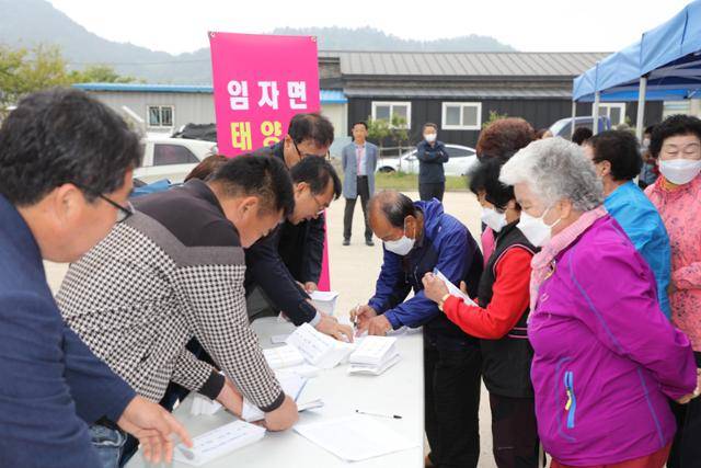 신안군은 전국 최초로 햇빛연금을 도입, 인구 감소를 막았다. 2023년 신안군 임자면 주민들이 햇빛연금을 수령하고 있다. 신안군 제공