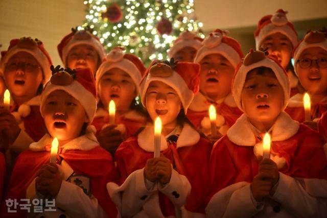 21일 경기 용인시 새에덴교회에서 천사의 소리 합창단이 찬송가를 부르며 아기 예수의 탄생을 축하하고 있다. 정다빈 기자