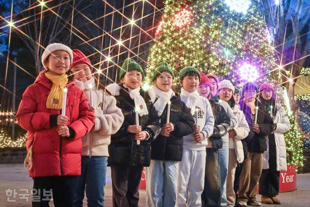 18일 서울 노원구 골마을근린에서 광염교회 어린이 성가대원들이 찬송가를 부르며 아기 예수의 탄생을 축하하고 있다. 정다빈 기자