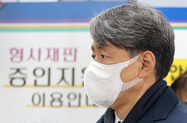 조지호 전 경찰청장이 24일 서울 서초구 서울중앙지법에서 열린 윤석열 전 대통령 내란 우두머리 혐의 공판에 증인으로 출석하고 있다. 뉴스1