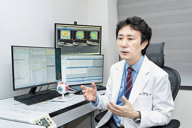 이지은 대표원장이 환자의 눈 상태에 대해 설명하고 있다. 이 원장은 "환자 본인의 눈 상태에 대해 이해하고 수술로 얻어질 수 있는 것에 대한 기대치를 조정하는 것이 중요하다"고 말했다. /정하림 헬스조선 객원기자