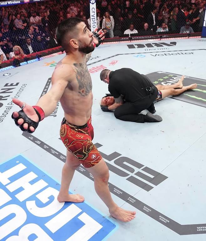 일리아 토푸리아가 찰스 올리베이라를 꺾고 UFC 라이트급 챔피언 벨트를 거머쥐었다. 사진=UFC SNS