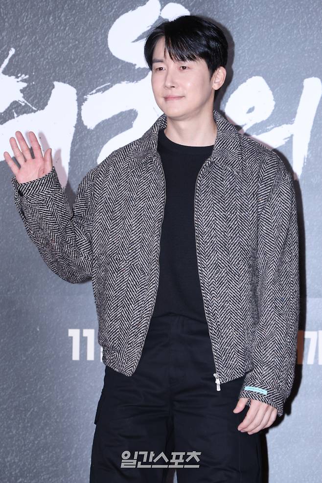 배우 김준한이 16일 오후 서울 강남구 메가박스 코엑스에서 열린 영화 '서울의 봄' VIP시사회 포토월 행사에 참석해 포즈를 취하고 있다. '서울의 봄'은 1979년 12월 12일 수도 서울에서 일어난 신군부 세력의 반란을 막기 위한 일촉즉발의 9시간을 그린 영화로 오는 22일 개봉. 서병수 기자 qudtn@edaily.co.kr /2023.11.16/