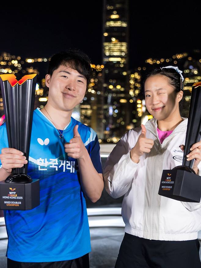 13일 WTT 홍콩 파이널스 혼합복식 결승에서 우승한 임종훈-신유빈 조. 사진=WTT SNS