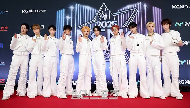 2025 코리아 그랜드 뮤직 어워즈 with iM뱅크’(2025 KGMA) 첫날 아티스트데이가 14일 오후 인천 영종도 인스파이어 아레나에서 펼쳐졌다. 시상식 전 진행된 레드카펫 행사에서 그룹 싸이커스가 포즈를 취하고 있다. KGMA는 한 해 동안 국내외 팬들에게 많은 사랑을 받은 K팝 아티스트와 작품들을 조명해 차별화된 콘텐츠를 선보이는 K팝 축제다. 올해는 KGMA 조직위원회와 크리에이터링, 디오디가 공동 주관하며, 인천광역시와 인천관광공사가 후원한다. 타이틀 스폰서로는 iM뱅크가 함께한다. 2025 KGMA는 KT ENA가 주관 방송사로 참여하며, 틱톡라이브를 통해 일본, 중국을 제외한 국내 및 글로벌에 생중계된다. 일본에서는 훌루 재팬을 통해 실시간으로 볼 수 있다. 영종도(인천)=KGMA특별취재단/2025.11.14./