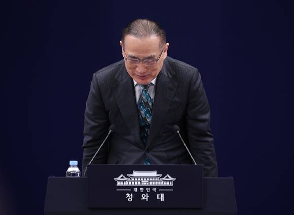 위성락 국가안보실장이 24일 청와대 춘추관에서 미국·캐나다·일본 방문 관련 브리핑에 앞서 인사하고 있다. 2025.12.24 [사진=연합뉴스]