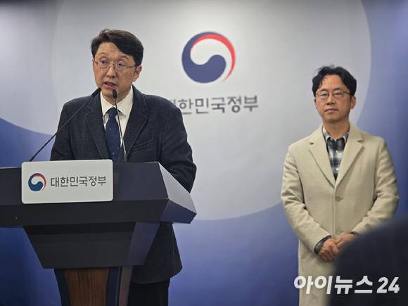 최우혁 과학기술정보통신부 네트워크정책실장(왼쪽)이 24일 정부서울청사에서 브리핑을 열고 휴대전화 개통 시 안면인증 도입과 관련해 설명하고 있다. [사진=안세준 기자]