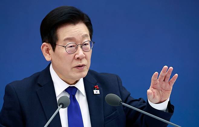 이재명 대통령이 16일 정부세종컨벤션센터에서 열린 보건복지부(질병관리청)·식품의약품안전처 업무보고에서 발언하고 있다. 2025.12.16 [대통령실통신사진기자단] [사진=연합뉴스]