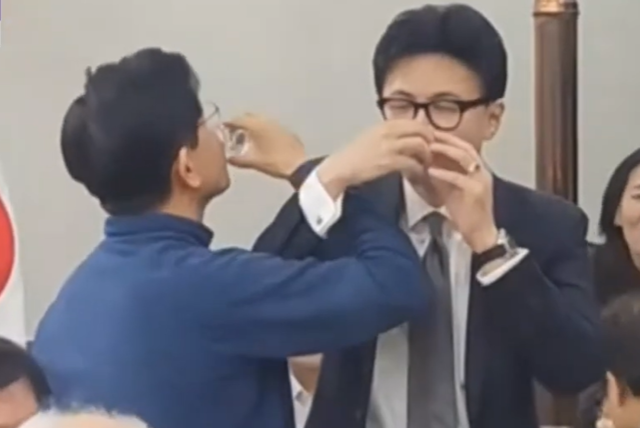 지난 17일 김문수 전 고용노동부 장관이 한동훈 전 국민의힘 대표와 '러브샷'을 하는 모습