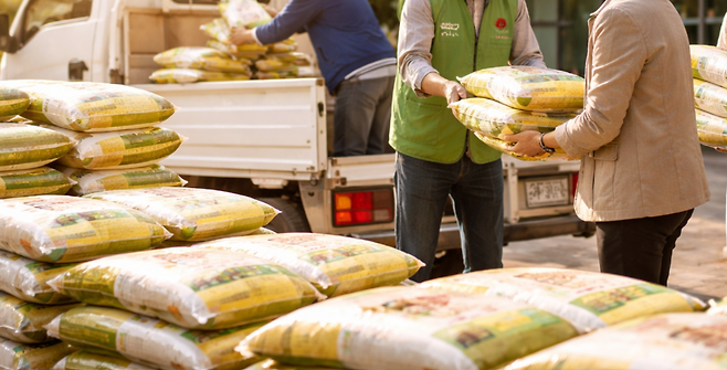‘쌀 나눔’을 통해 지역이 연결되는 모습을 상징적으로 표현한 일러스트.