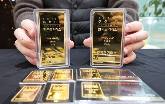 국제 금 시세가 약 두 달 만에 사상 최고가를 경신한 23일 서울 종로구 한국금거래소에서 직원이 골드바를 들어보이고 있다. [연합뉴스]
