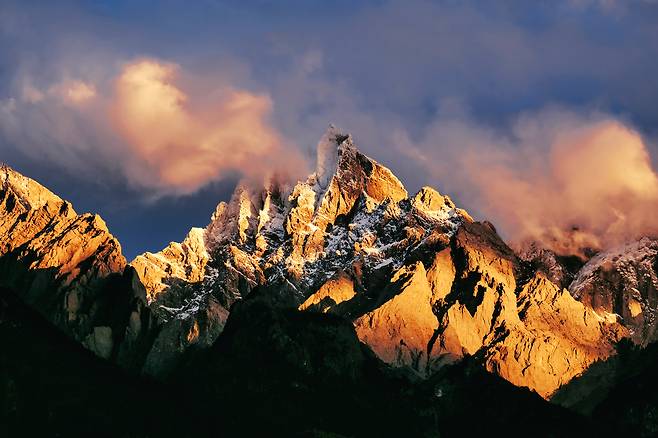 옥룡설산 웅장한 자태. 이 풍경을 바라보며 맥주를 한잔 마셨다.
