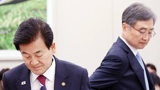 조현 외교부 장관과 정동영 통일부장관이 지난 8월 18일 국회에서 열린 외교통일위원회 전체회의에 참석해 있다. 연합뉴스