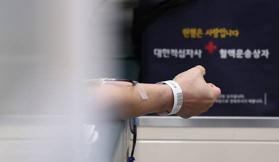 지난 8일 대구시청 산격청사에 마련된 헌혈 버스에서 대구시 소속 공무원들이 단체 헌혈에 나서고 있다. 연합뉴스