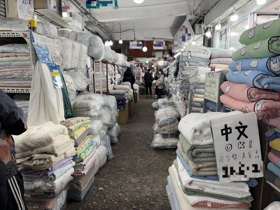 서울 종로구 광장시장의 한 이불가게에 '중국어 가능' '대만·미국 달러 가능'이라는 표지판이 붙어 있다. 곽주영 기자