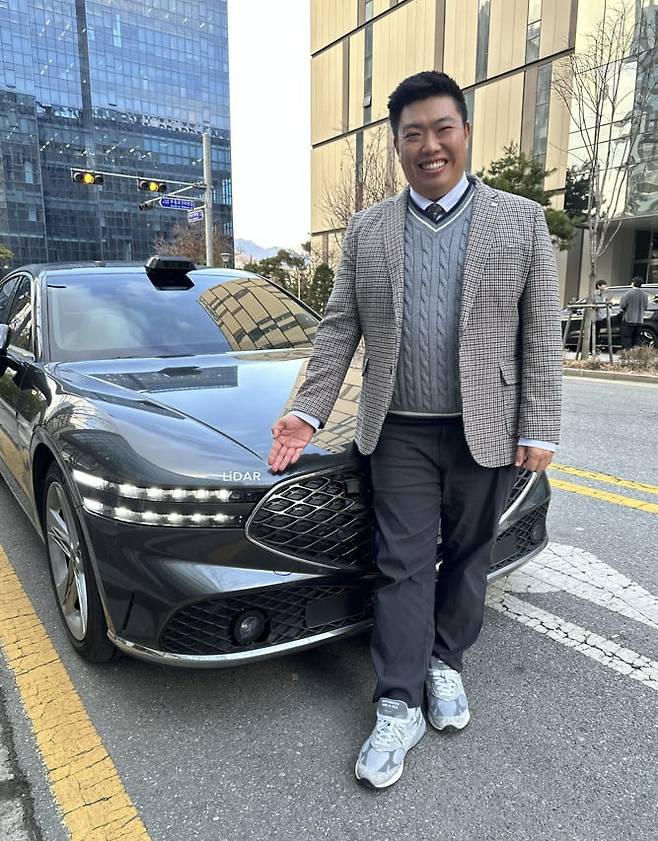 정지성 에스오에스랩 대표가 경기도 안양 평촌 R&D센터에서 초소형 라이다를 장착한 제네시스 차량을 소개하고 있다.  /민지혜 기자