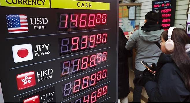 정부의 고환율 대책 발표와 외환당국의 시장 개입 방침이 나온 24일 서울 명동의 한 환전소에서 소비자들이 외화를 환전하고 있다. 이날 환율이 큰 폭으로 떨어지며 최근 1500원을 넘었던 환전소 환율도 1460원대로 하락했다.  최혁 기자