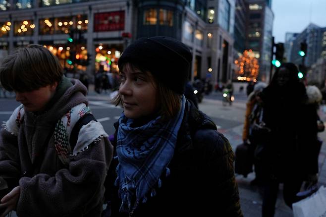 스웨덴 활동가 그레타 툰베리가 23일(현지시간) 친 팔레스타인 단체 지지 시위에 참여했다는 이유로 경찰에 체포된 후 런던 경찰서를 나서고 있다. 로이터연합뉴스