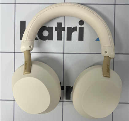 해외 온라인플랫폼에서 초저가로 판매 중인 헤드폰 1개 제품(사진)을 분석한 결과 제품 색상과 로고 글씨체 등 세부 디자인이 정품과 달랐다. 가죽 커버의 봉제 마감이 정밀하지 않았고 가죽 성분도 정품과 차이를 보였다. 서울시 제공