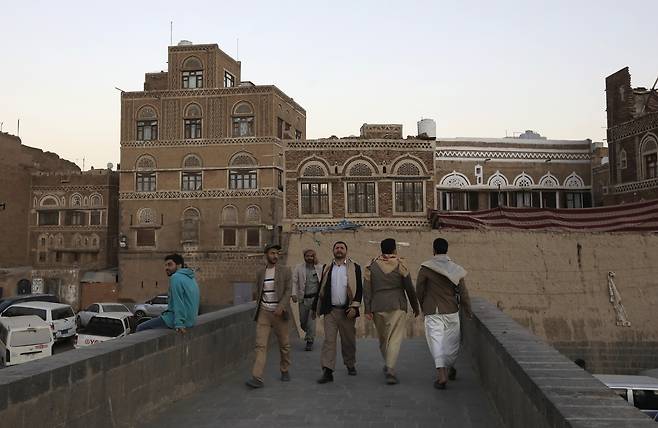 예멘 정부와 후티 반군이 수감자 2900명을 교환하기로 발표한 23일 예멘 사나에서 시민들이 다리를 건너고 있다. EPA연합뉴스