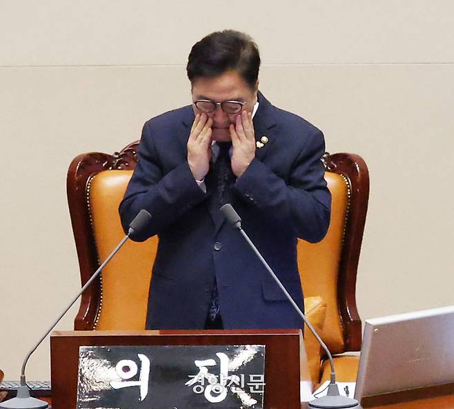 국회에서 24일 열린 임시국회 본회의에서 노종면 더불어민주당 의원이 정보통신망 이용촉진 및 정보보호 등에 관한 법률 일부개정법률안에 대해 무제한 토론을 하고 있는 가운데 우원식 국회의장이 눈을 비비며 피로를 풀고 있다. 2025.12.24 한수빈 기자