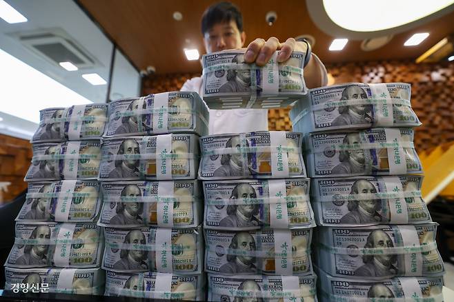 24일 서울 중구 하나은행 위변조대응센터에서 한 직원이 달러화를 정리하고 있다. 권도현 기자