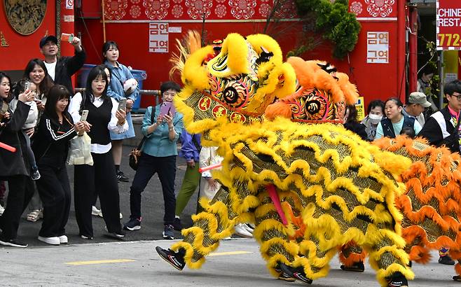Visitors watch a lion dance performance in Incheon’s Chinatown. Chinese owned businesses make up the majority of foreign run stores in Korea, according to a new study. (Newsis)