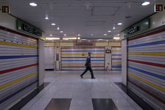 On May 23, as forecasts emerged that the number of self-employed businesses closing this year would exceed one million, a passerby walks past shuttered shops in the Jonggak underground shopping arcade in Jongno District, central Seoul. According to the “Small Business Trends Report for the First Quarter of 2025” released by Korea Credit Data, a total of 3.62 million business operators held personal business loans as of the first quarter, of whom 13.8 percent were found to have already closed their businesses. [NEWS1]