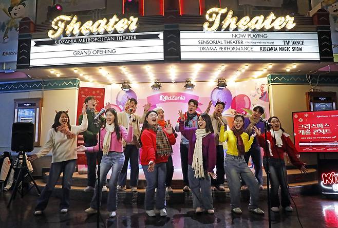 A choir of undergraduate students performs Christmas carols during a special session at Kids-ania at KidZania in Jamsil, southern Seoul, on Dec. 20. [PARK SANG-MOON]