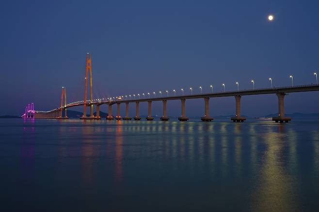 The moon shines over the sea by Cheonsa Bridge in Shinan County, South Jeolla, in August 2019. [BAEK JONG-HYUN]