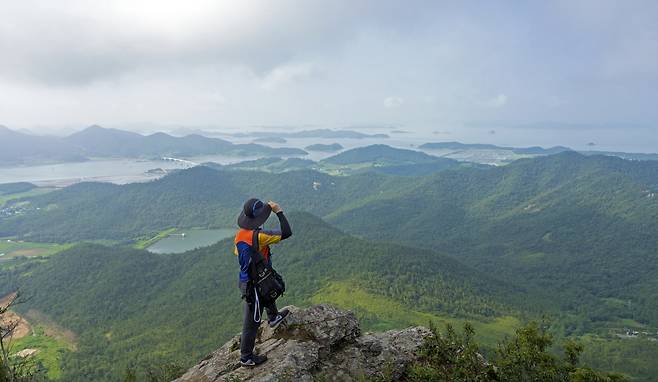 A hiker looks out over the islands of Shinan County in South Jeolla in August 2019. [BAEK JONG-HYUN]