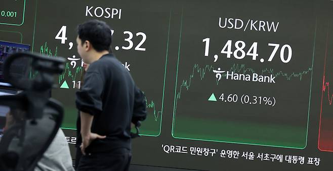 On the afternoon of Dec. 23, the won–dollar exchange rate is displayed on an electronic board at the dealing room of Hana Bank in Jung District, central Seoul. In the Seoul foreign exchange market, the won closed at 1,483.60 per dollar, up 3.50 won from the previous session’s 3:30 p.m. close. [NEWS1]