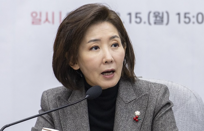 국민의힘 지방선거총괄기획단 위원장인 나경원 의원이 15일 국회에서 열린 지방선거총괄기획단-전국청년지방의원협의회 연석회의에서 오는 2026년 지방선거에서 청년 우대 정책 구상이 담긴 인사말을 하고 있다. 2025.12.15 / 사진=연합뉴스