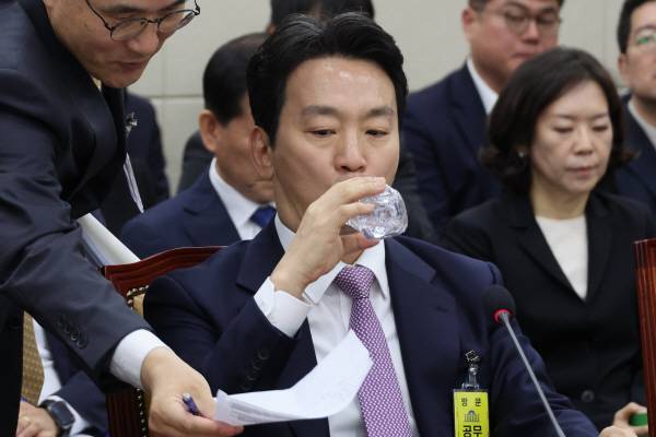 ▲박장범 KBS사장이 지난 23일 국정감사에서 물을 마시고 있다. ⓒ연합뉴스