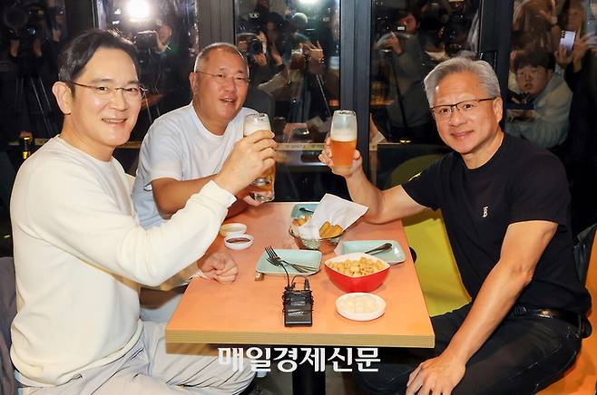 한국을 찾은 젠슨 황 엔비디아 최고경영자(오른쪽)가 서울 삼성동 한 치킨집에서 이재용 삼성전자 회장(왼쪽), 정의선 현대차그룹 회장과 치맥 회동을 하며 건배하고 있다. [이승환 기자]