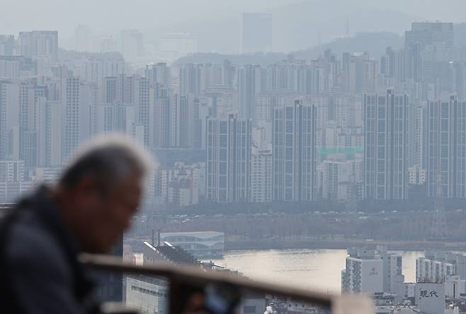 종합부동산세 체납액이 최근 5년 사이 4배 이상 급증한 것으로 나타났다. 사진은 남산에서 바라본 서초구 일대 아파트 단지 모습. (연합뉴스)