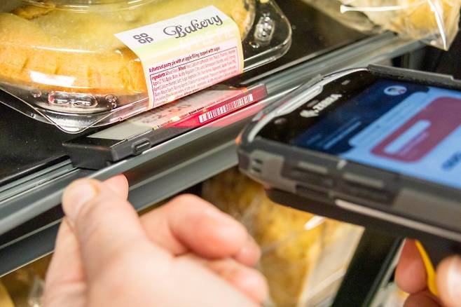 10년 전 삼성전기에서 돈 안 되는 사업부를 분사해 출범한 솔루엠은 그 평가가 무색하게 독자적인 비즈니스 모델을 구축해 꾸준한 성장세를 이어가고 있다. 사진은 영국의 유력 협동조합인 링컨샤이어 매장에 도입된 솔루엠 ESL. /사진=솔루엠