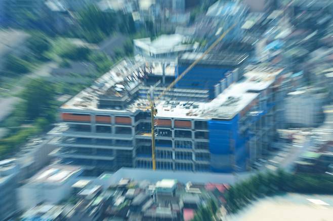 건설업계는 주민 반대를 극복하기 위해 지역난방로 활용, 수영장 설치 등 지역과 상생 방안을 모색 중이다. 사진은 남산서울타워 전망대에서 바라본 건설현장 모습. /사진=뉴시스