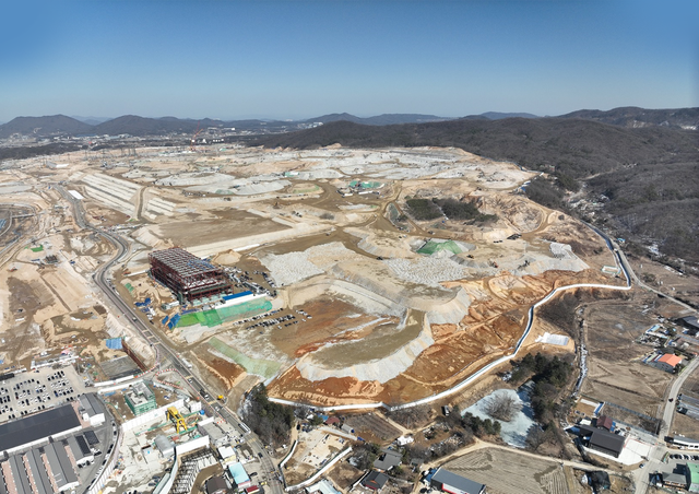 6년만에 첫삽 뜬 SK 반도체클러스터  : 경기 용인시 처인구 일대에 짓고 있는 SK하이닉스 반도체 클러스터 건설 현장. 지난 2019년 2월 건설 계획이 발표됐지만 정부 인허가와 용수·전력 등 인프라 구축 문제로 지연되다가 6년 만인 지난 2월에서야 착공에 돌입했다.  SK하이닉스 제공