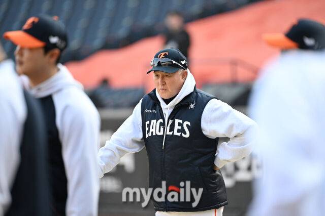 29일 대전 한화생명 볼파크 야구장에서 열린 '2025 신한 SOL 뱅크 KBO 한국시리즈 3차전' LG 트윈스와 한화 이글스 경기. 한화 김경문이 경기 전 선수들의 훈련을 지켜보고 있다./마이데일리