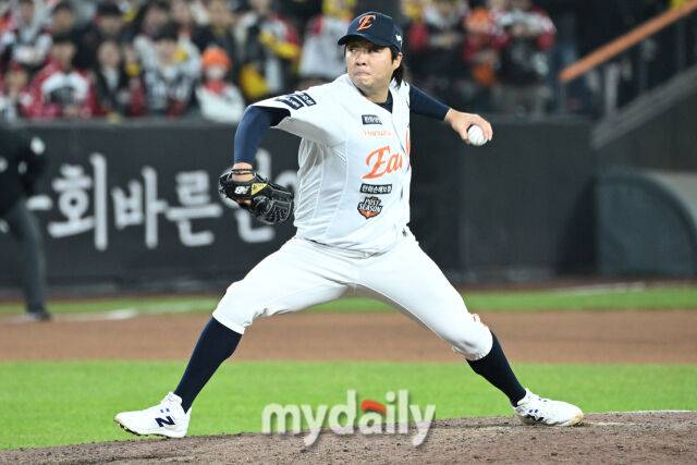 30일 대전 한화생명 볼파크 야구장에서 열린 '2025 신한 SOL 뱅크 KBO 한국시리즈 4차전' LG 트윈스와 한화 이글스 경기. 한화 김범수가 8회초 2사 2루에 교체되 마운드에 올라 힘차게 투구하고 있다./마이데일리