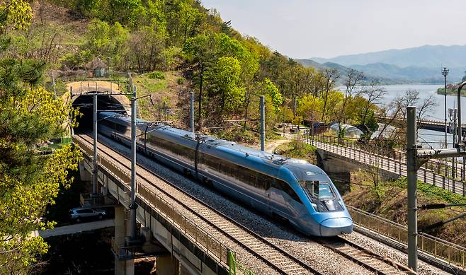 최고 시속 260㎞의 KTX-이음 열차가 오는 30일부터 중앙선에 증편 운행하고, 동해선에 신규 운행한다. 사진은 경기도 북한강변 철로를 지나는 KTX-이음 [한국철도공사 제공]